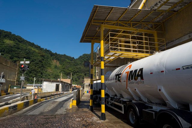 Silo de granéis da Tegma prestes a ser carregado em Cubatão